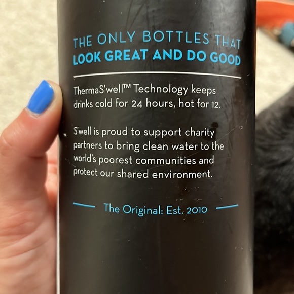 Brand new! 25oz. Swell water bottle - Picture 3 of 4